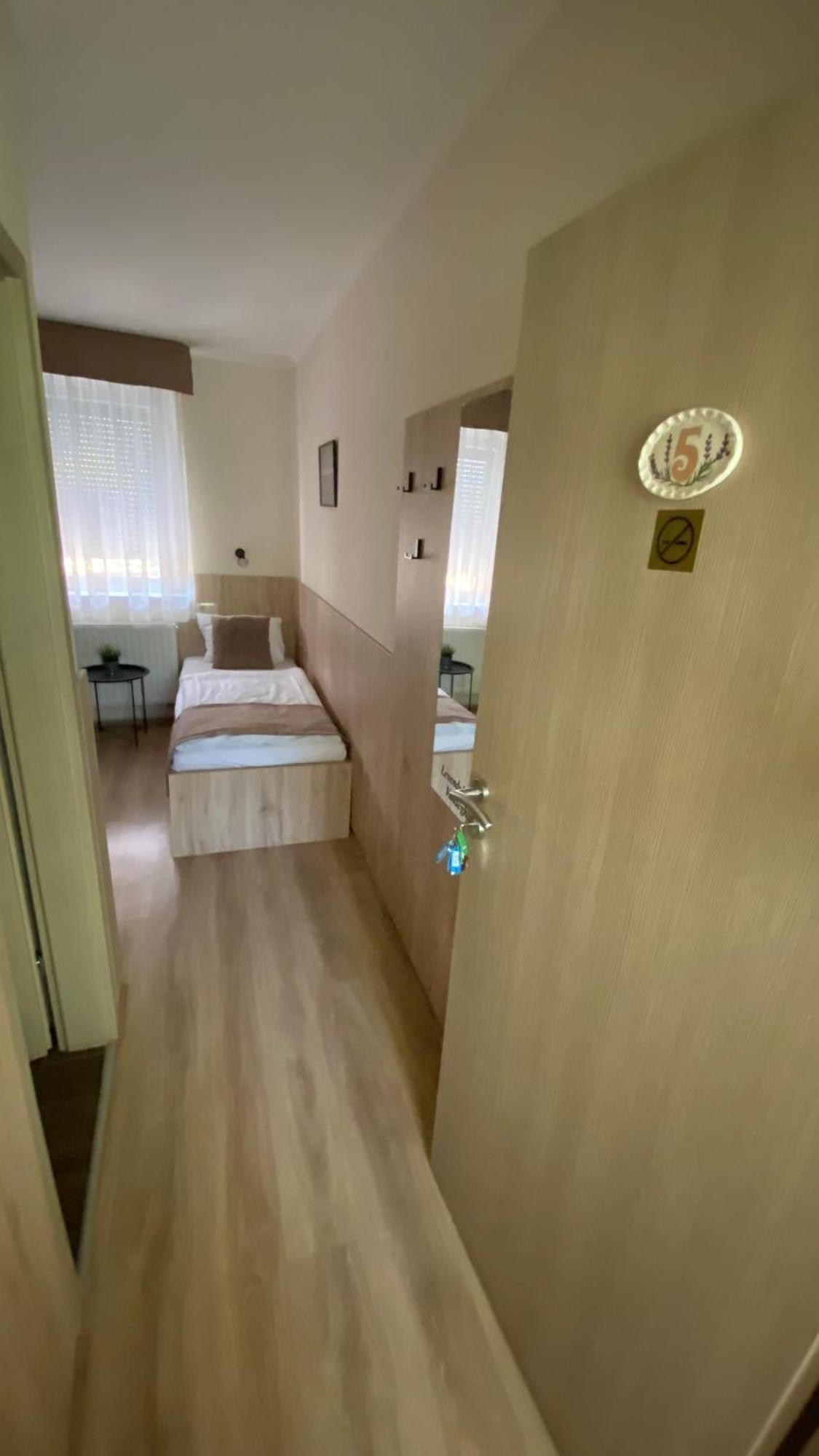 Levendula Vendeghaz Hotel Gyor Luaran gambar
